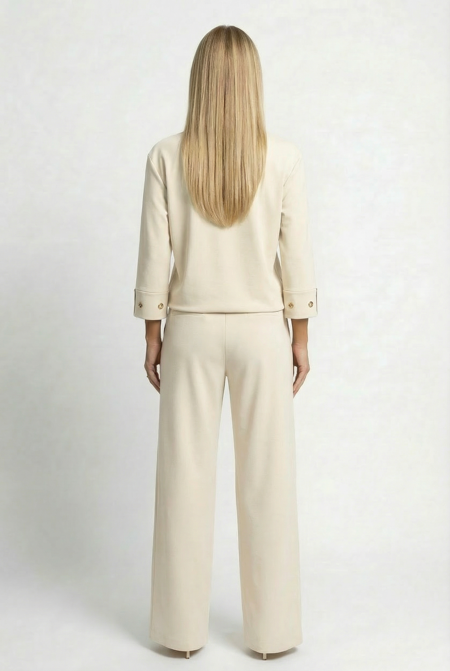 "Ženski modni komplet VOLONTÉ – smetana, model na terasi, eleganten stil"