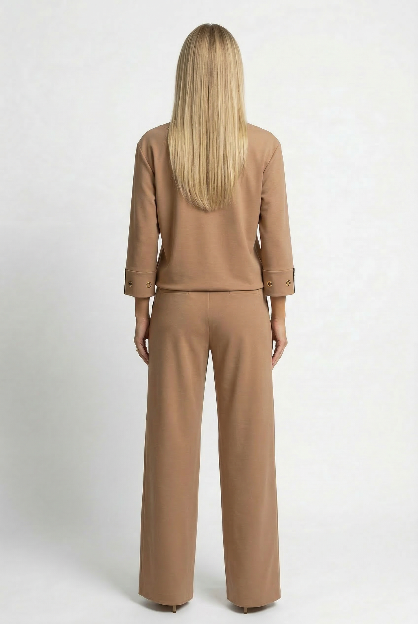 "Luksuzni ženski komplet VOLONTÉ – camel, model v evropskem mestu"