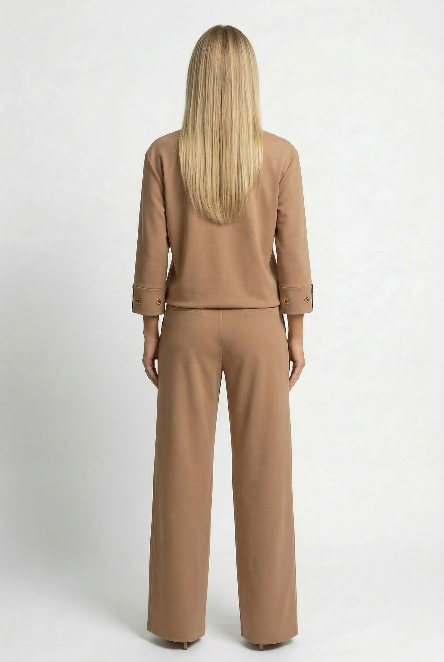 "Luksuzni ženski komplet VOLONTÉ – camel, model v evropskem mestu"