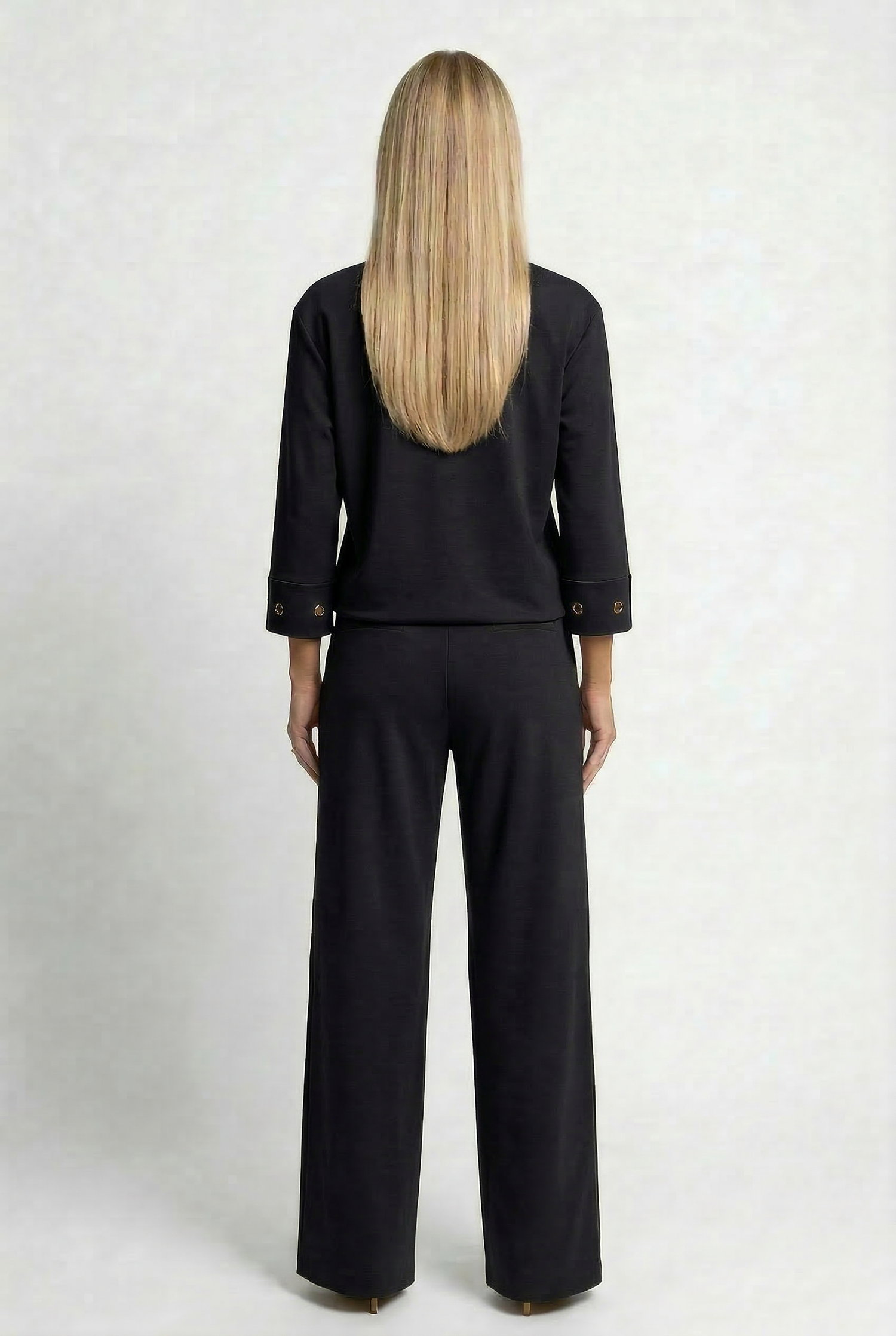 "Modni komplet VOLONTÉ z zlatimi detajli – model v črni barvi, eleganten videz"