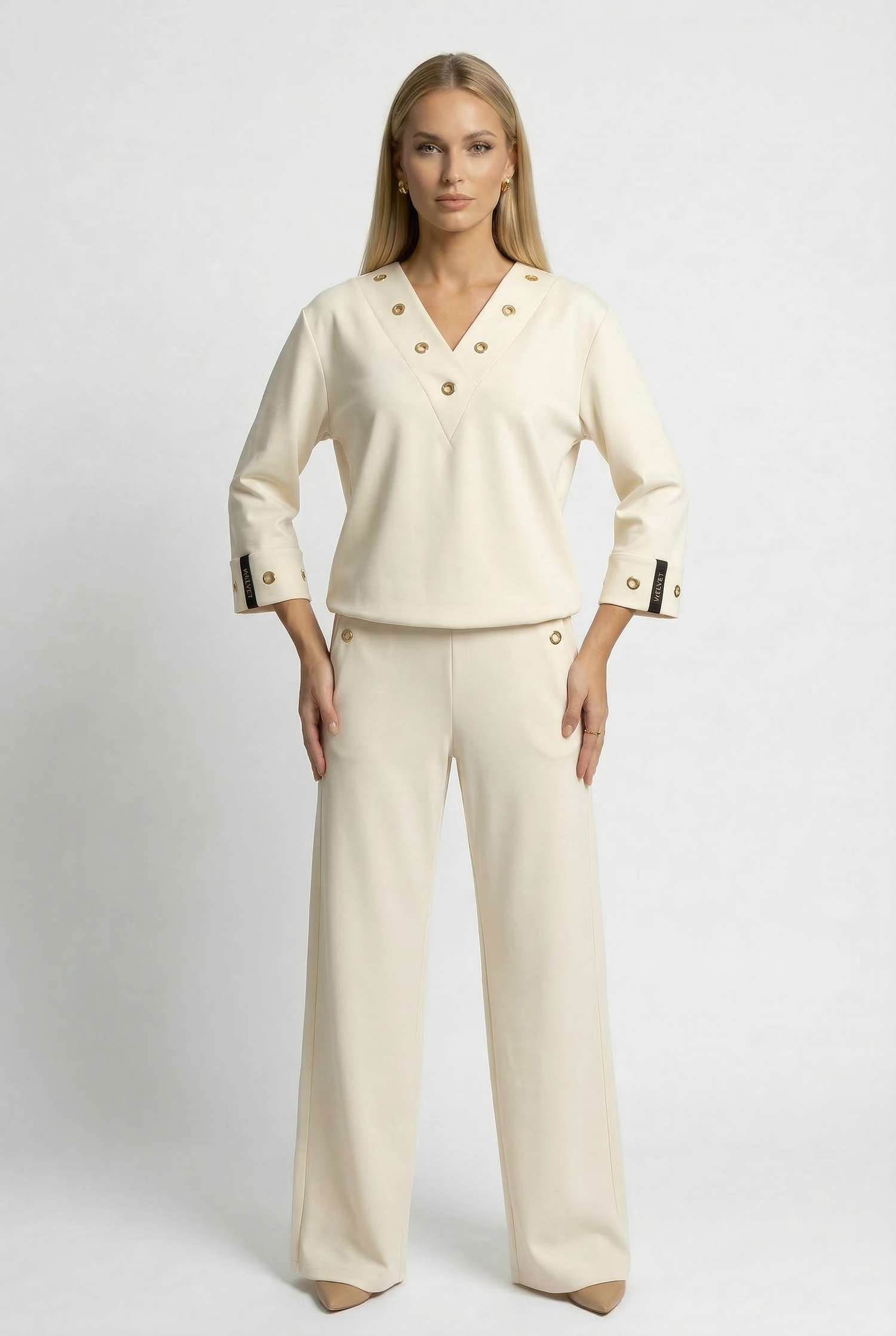 "Ženski modni komplet VOLONTÉ – smetana, model na terasi, eleganten stil"