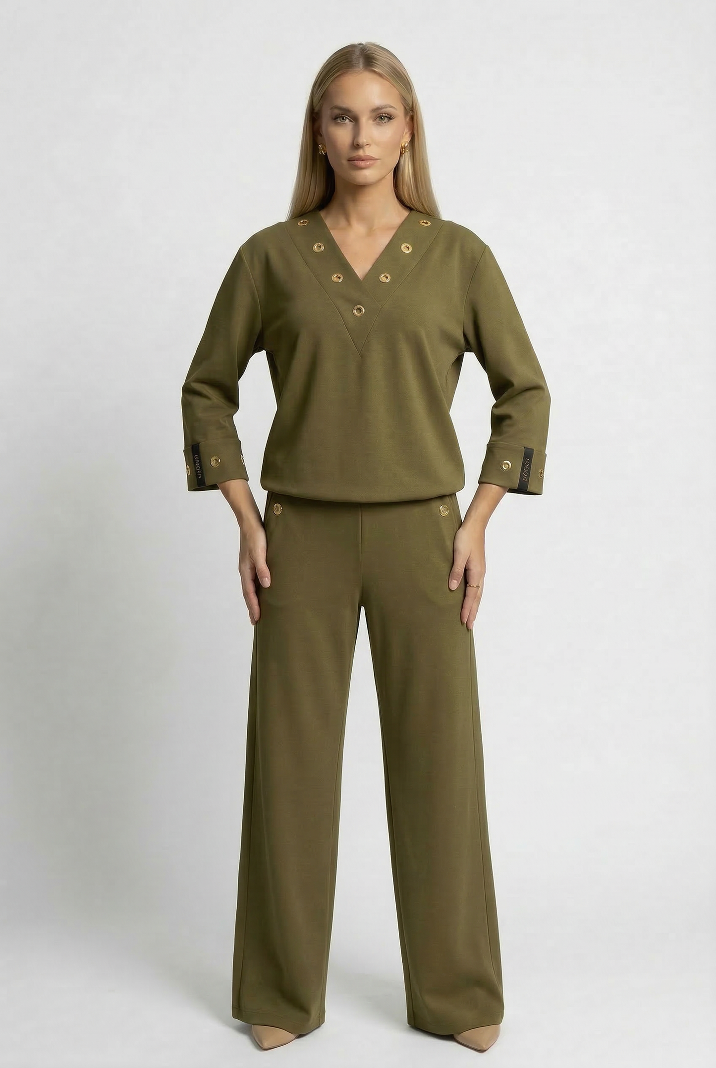 "Eleganten ženski komplet VOLONTÉ – olivno zelena, model na ulici"