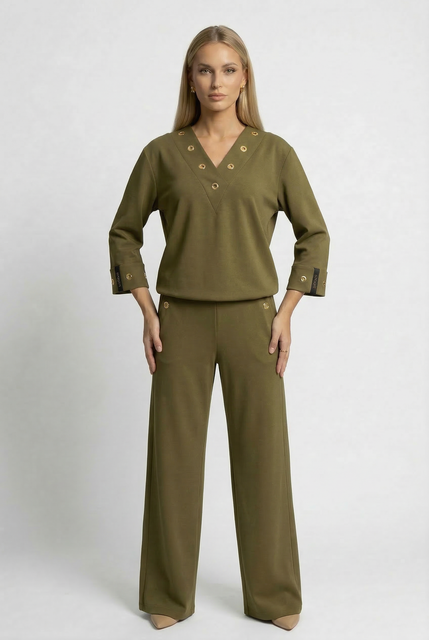"Eleganten ženski komplet VOLONTÉ – olivno zelena, model na ulici"