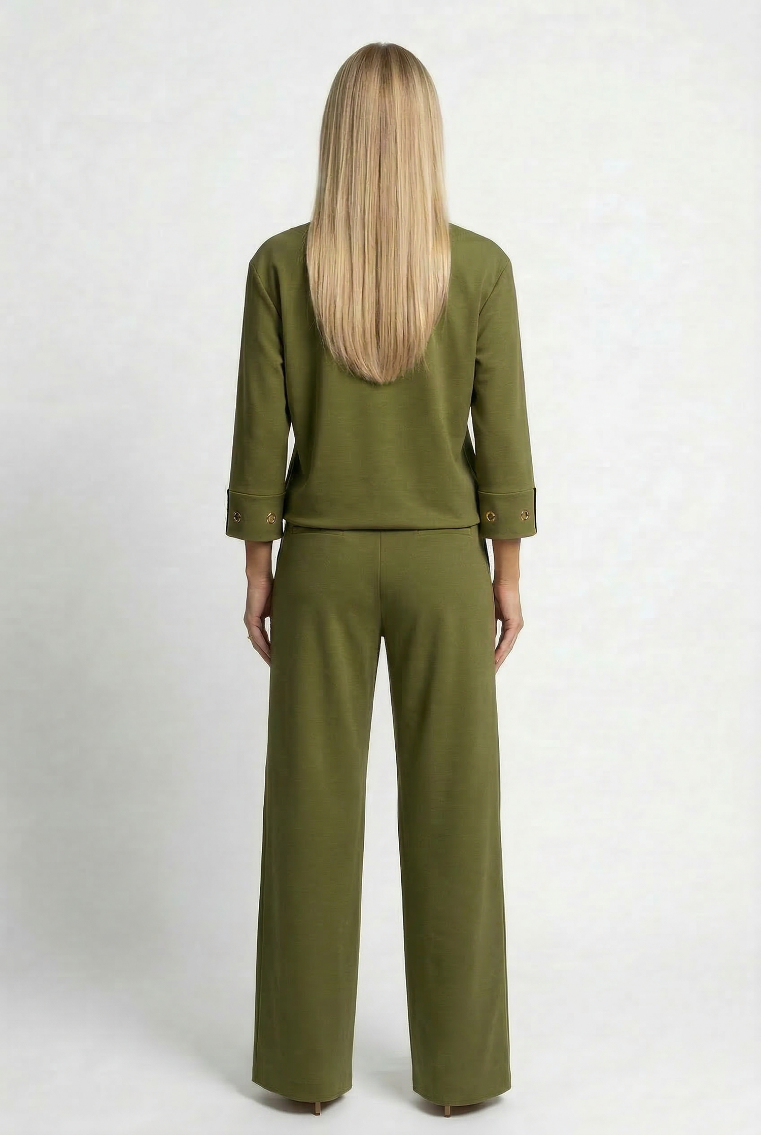 "Eleganten ženski komplet VOLONTÉ – olivno zelena, model na ulici"