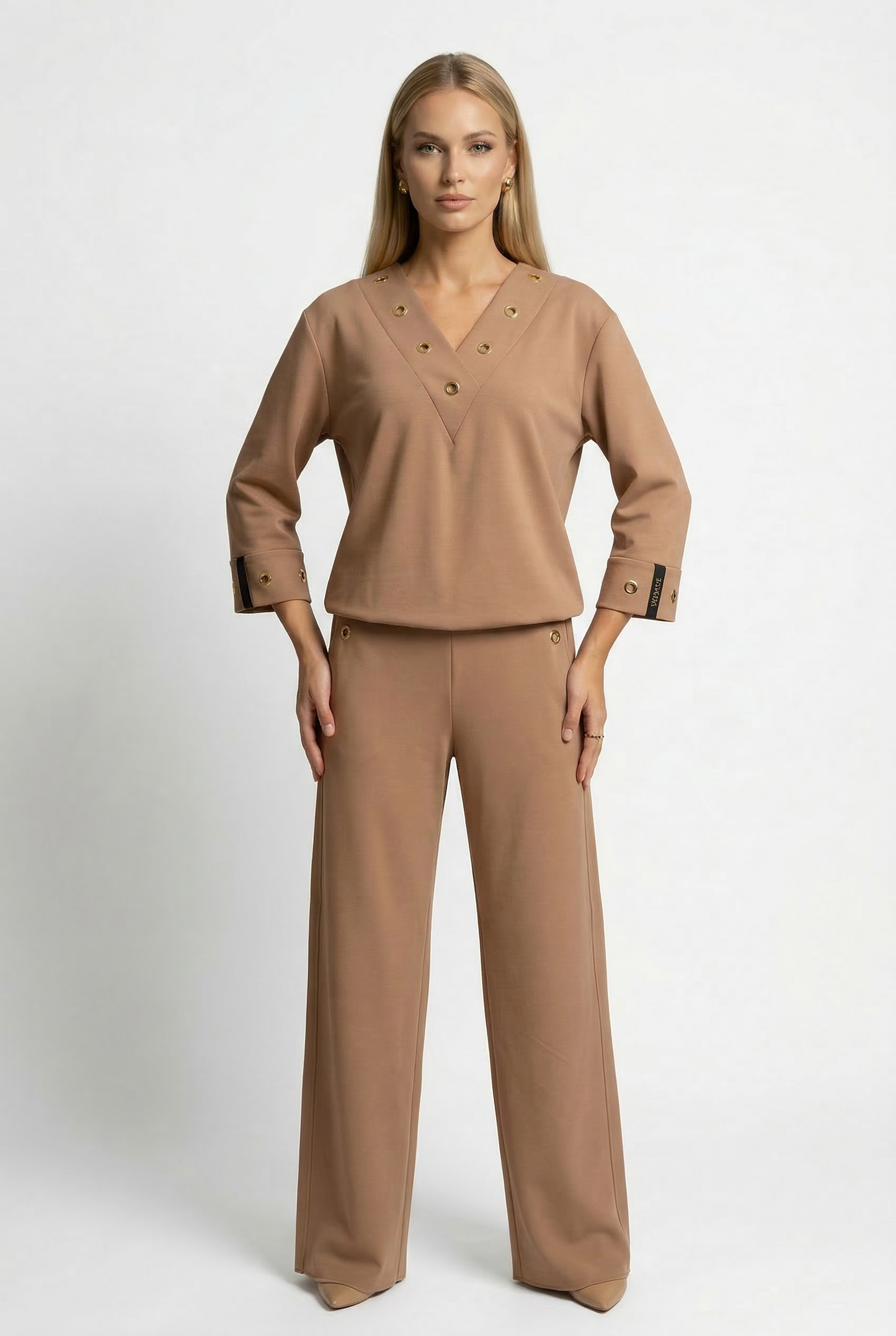 "Luksuzni ženski komplet VOLONTÉ – camel, model v evropskem mestu"