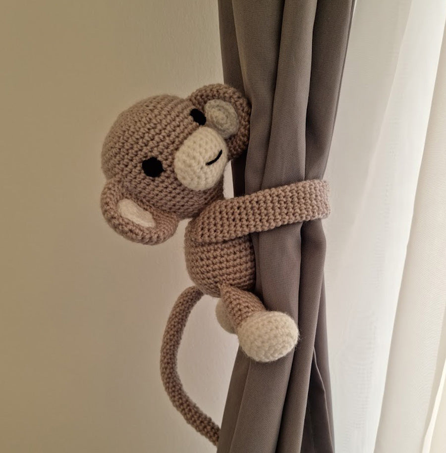 Ročno pletena opica držalo in igračka - bež