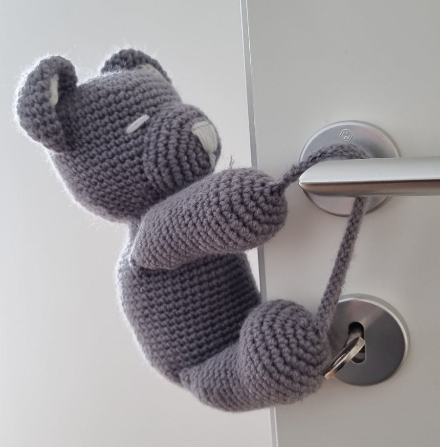 Ročno pleten medvedek blažilec za vrata in igračka  - siv