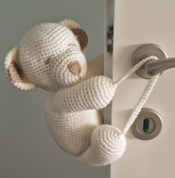 Ročno pleten medvedek blažilec za vrata in igračka  - smetana
