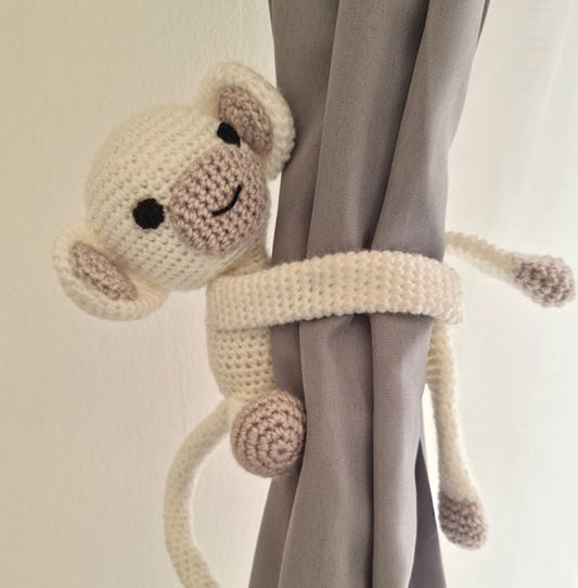 Ročno pletena opica držalo in igračka - smetana